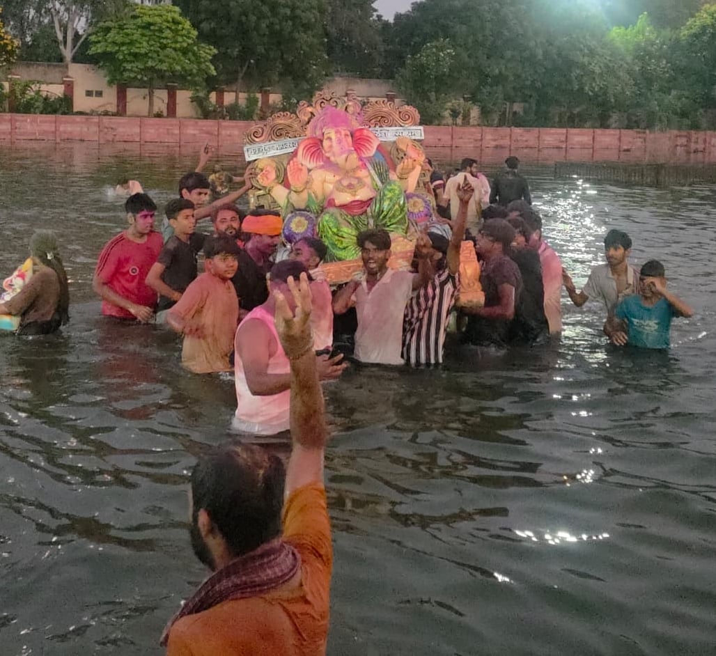 26-नहरों में प्रतिमा विसर्जन न करने के लिए सोनीपत रोड पर तैनात पुलिस। संवाद