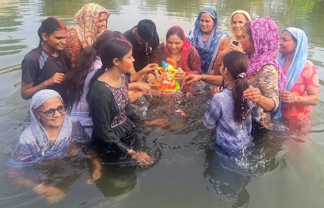26-नहरों में प्रतिमा विसर्जन न करने के लिए सोनीपत रोड पर तैनात पुलिस। संवाद