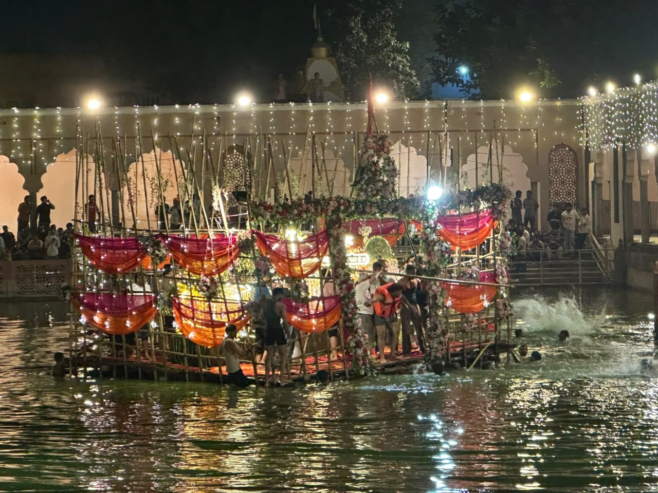 अंबाला सिटी के मुख्य बाजार से निकलती भगवान वामन की पालकी। संवाद अंबाला सिटी के मुख्य बाजार से निकलती भगवान वामन की पालकी। संवाद