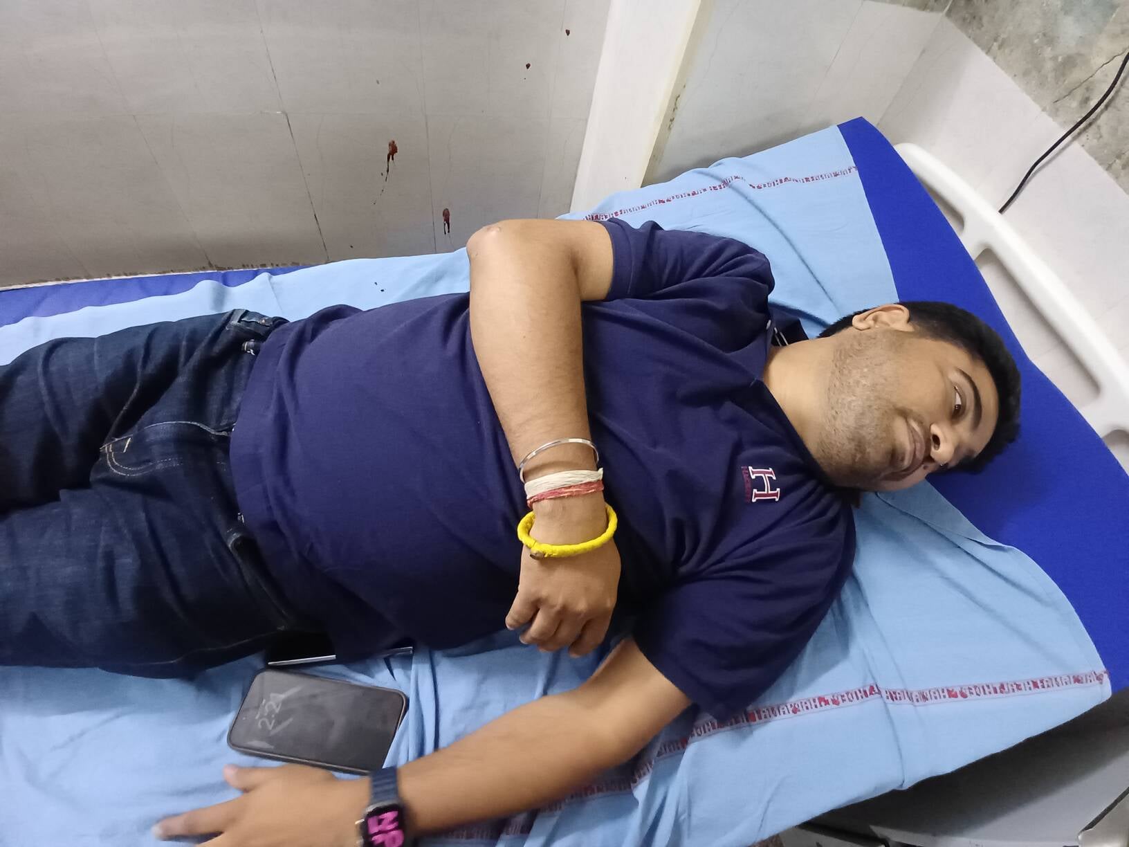 अजीत नगर में व्यक्ति पर हमला करते हुए। सोशल मीडिया अजीत नगर में व्यक्ति पर हमला करते हुए। सोशल मीडिया