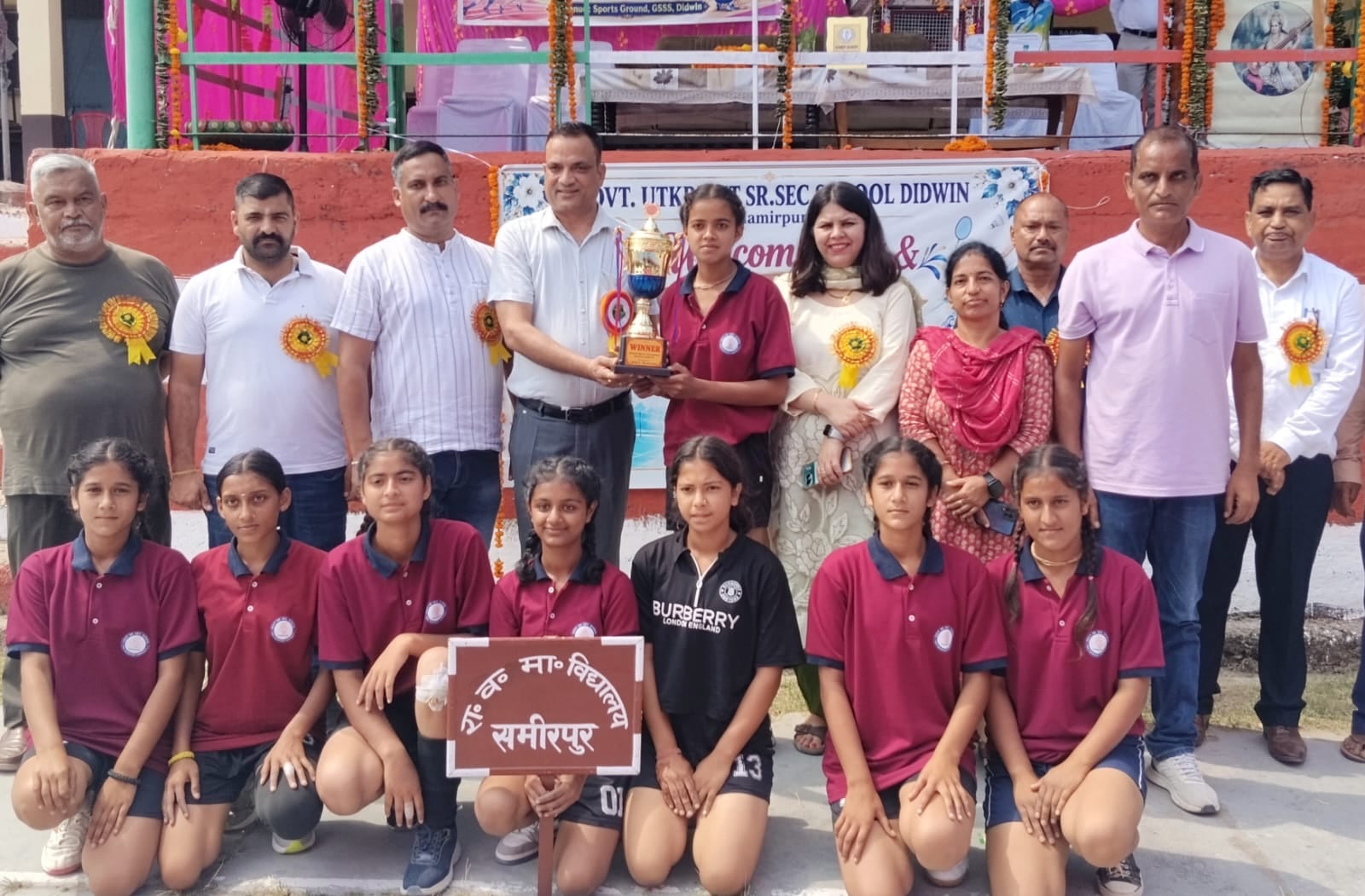 अमरोह स्कूल में इंडोर खेलों के समापन पर छात्राओं को सम्मानित करते मुख्यातिथि व अन्य। स्रोत संस् अमरोह स्कूल में इंडोर खेलों के समापन पर छात्राओं को सम्मानित करते मुख्यातिथि व अन्य। स्रोत संस्