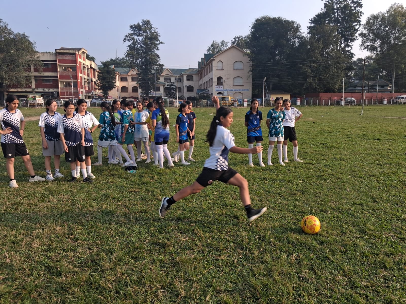 अमरोह स्कूल में इंडोर खेलों के समापन पर छात्राओं को सम्मानित करते मुख्यातिथि व अन्य। स्रोत संस् अमरोह स्कूल में इंडोर खेलों के समापन पर छात्राओं को सम्मानित करते मुख्यातिथि व अन्य। स्रोत संस्