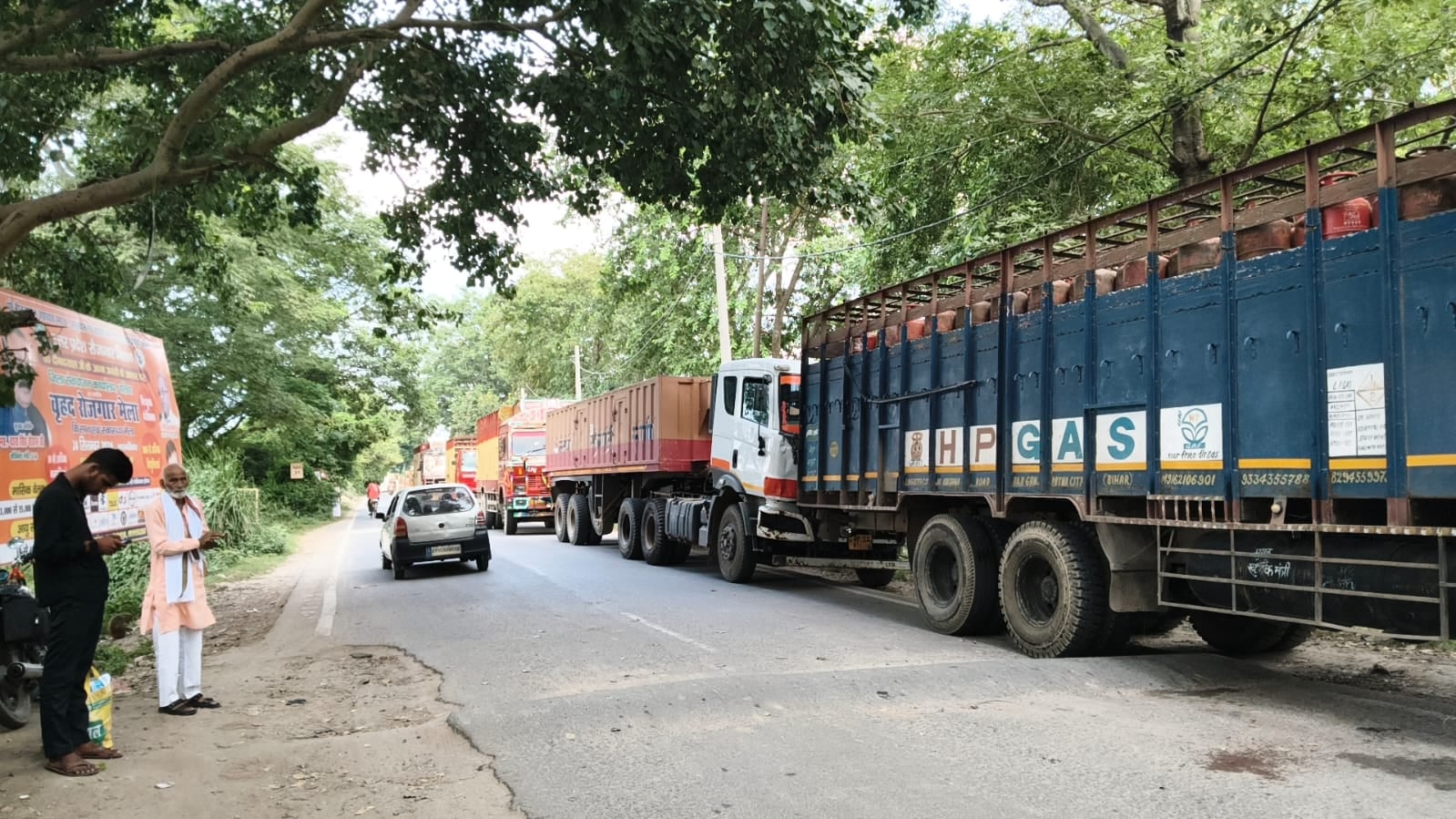 बिहार के बक्सर में मुख्यमंत्री के कार्यक्रम को लेकर वाहनों के आवागमन रोक के बाद अपने सामानों को बिहार के बक्सर में मुख्यमंत्री के कार्यक्रम को लेकर वाहनों के आवागमन रोक के बाद अपने सामानों को