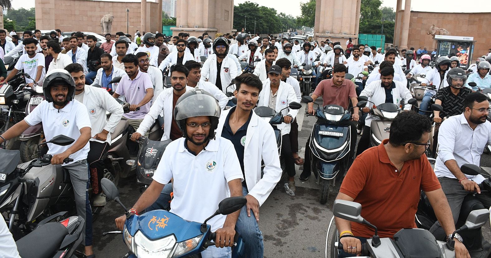 बाइक रैली निकालते आयुष डॉक्टर।