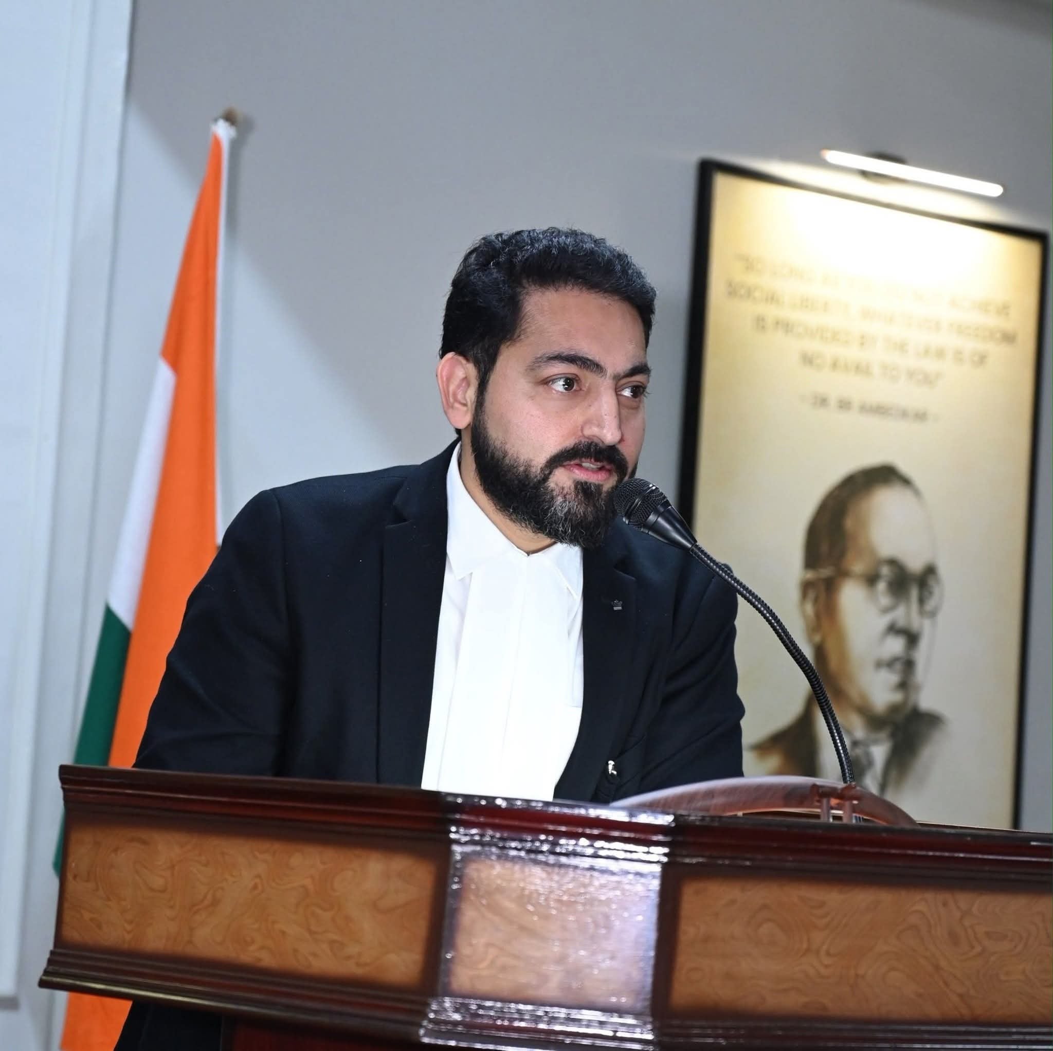 बार एसोसिएशन चुनाव के दिन अपने प्रत्याशी को वोट देने के लिए खडे समर्थक आर्काइव