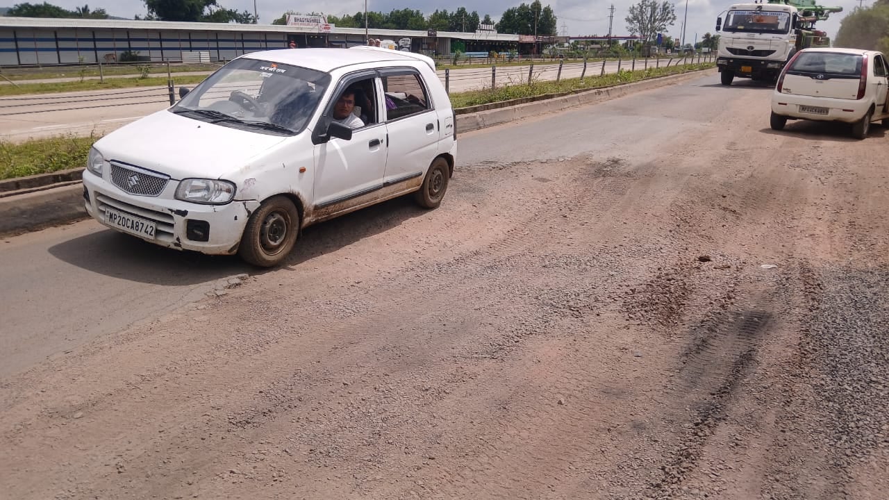 चार माह से सड़क की हालत बदतर