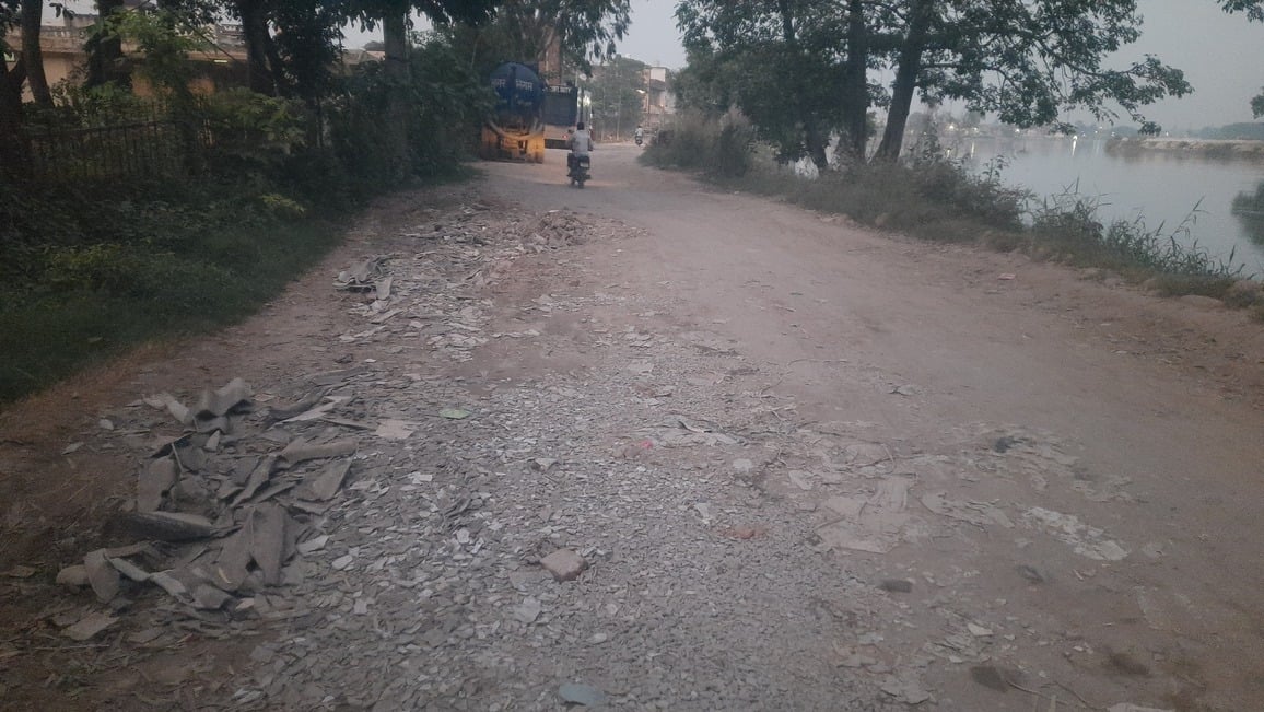 बाड़ी माजरा के पास पश्चिमी यमुना नहर के किनारे लगे कचरे के ढेर। संवाद बाड़ी माजरा के पास पश्चिमी यमुना नहर के किनारे लगे कचरे के ढेर। संवाद