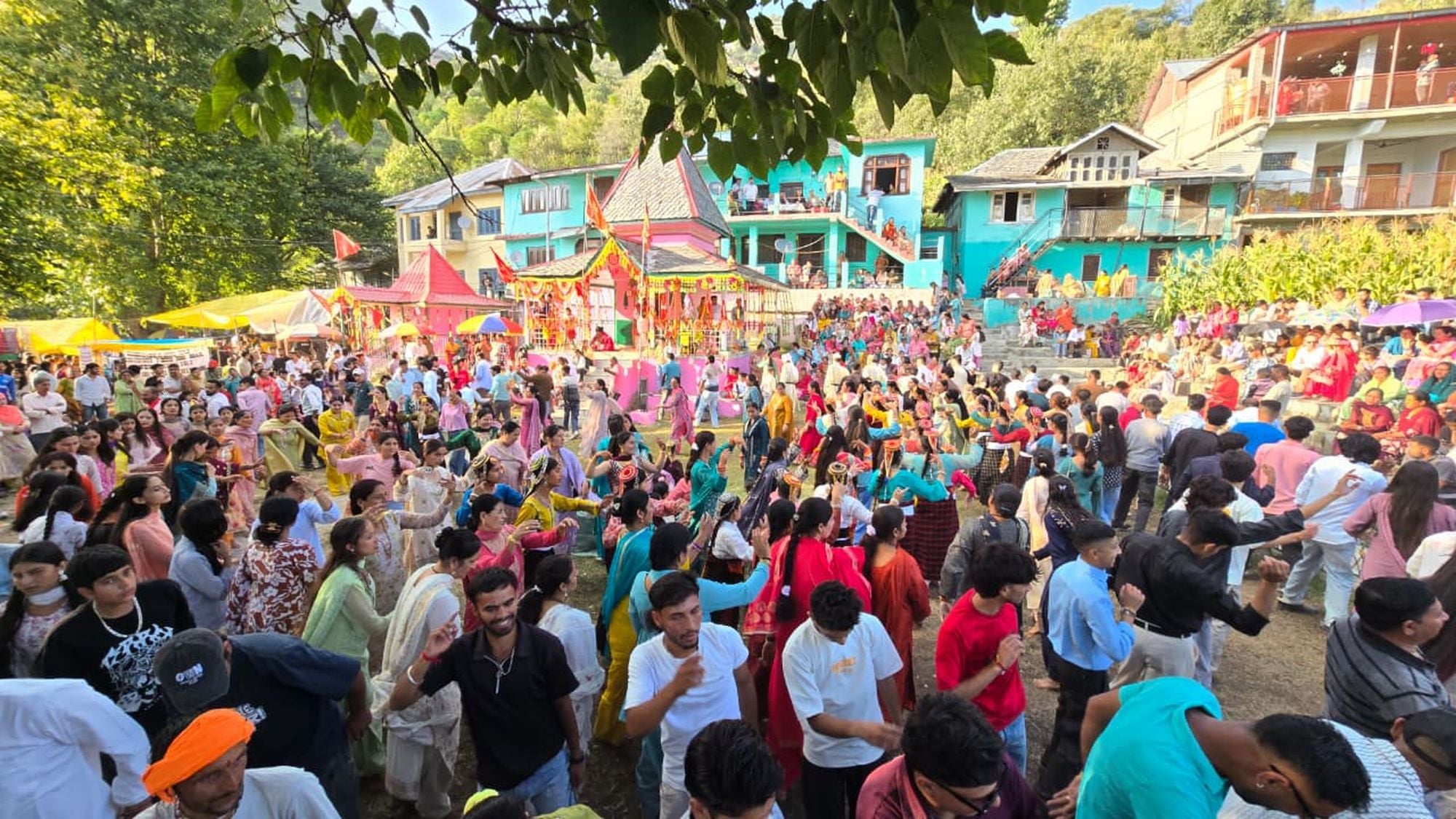 चंबा में चुराह के देहरा गांव में चामुंडा और शीतला माता मंदिर में जातर मेले के दौरान चुराही नाटी चंबा में चुराह के देहरा गांव में चामुंडा और शीतला माता मंदिर में जातर मेले के दौरान चुराही नाटी