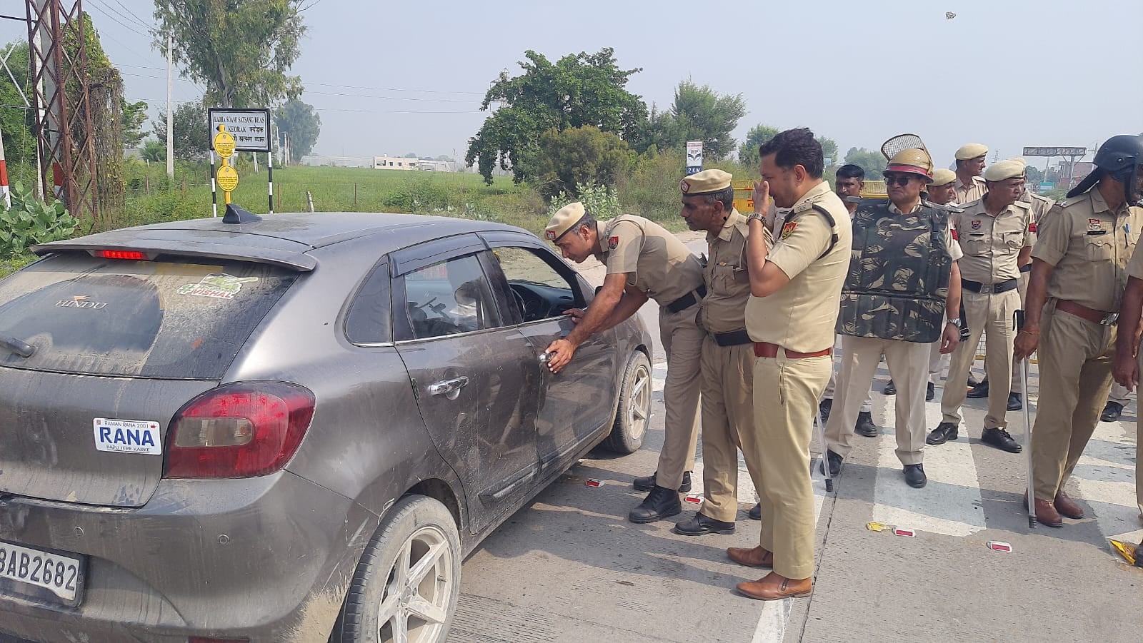 चंडीगढ़ हिसार नेशनल हाईवे पर गांव क्योड़क के नजदीक खड़ी पुलिस टीम। सोशल मीडिया