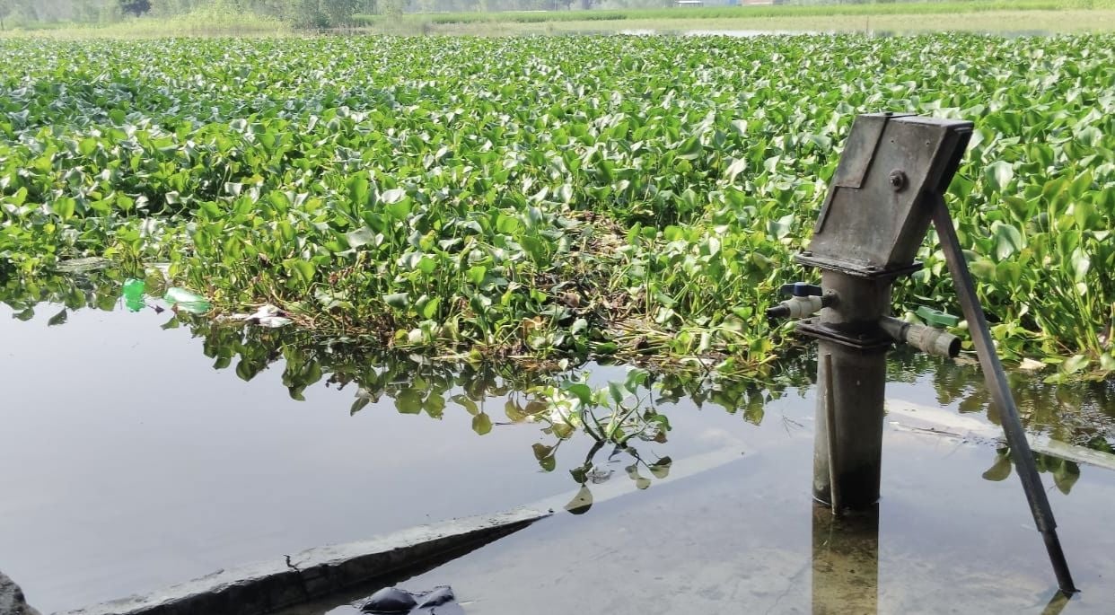 छोट्टापुरवा में भरे बाढ़ के पानी से निकलते बच्चे। संवाद छोट्टापुरवा में भरे बाढ़ के पानी से निकलते बच्चे। संवाद