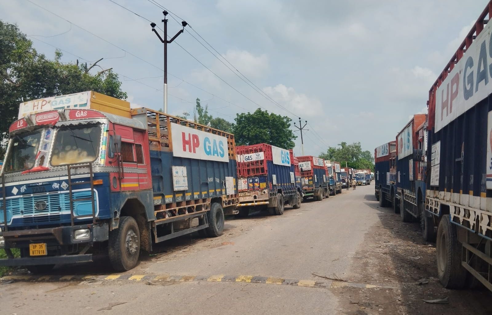 एचपी गैस प्लांट के गेट पर प्रदर्शन करते चालक। संवाद एचपी गैस प्लांट के गेट पर प्रदर्शन करते चालक। संवाद