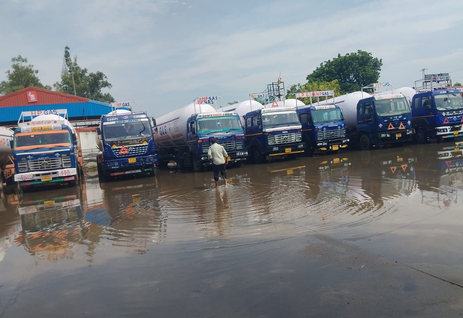 एचपी गैस प्लांट के गेट पर प्रदर्शन करते चालक। संवाद एचपी गैस प्लांट के गेट पर प्रदर्शन करते चालक। संवाद