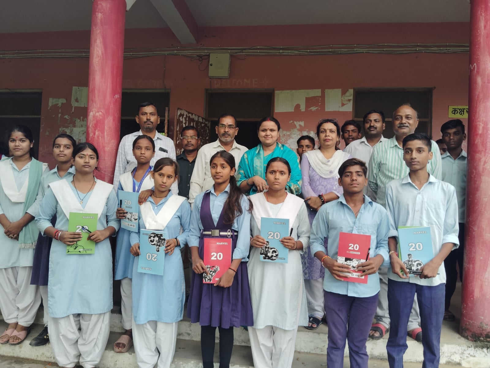 एडीबीआरएस बुद्ध इंटर कॉलेज में अपनी चित्रकारी को दिखाती छात्राएं एडीबीआरएस बुद्ध इंटर कॉलेज में अपनी चित्रकारी को दिखाती छात्राएं