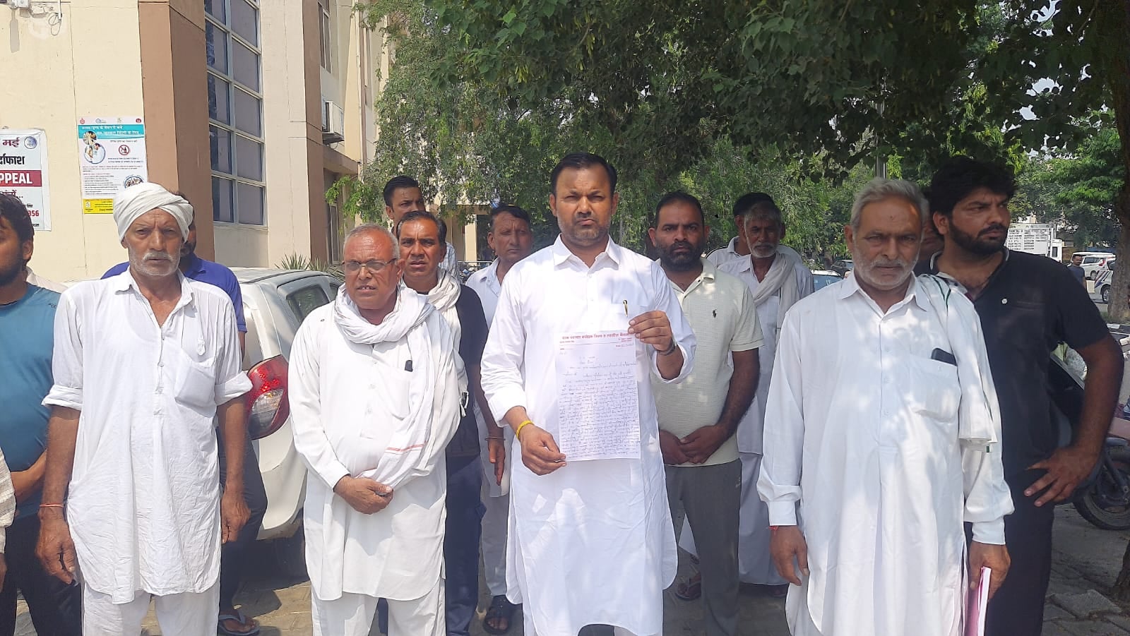 एसपी को शिकायत देने पहुंचे गांव क्योड़क के सरपंच जसबीर सिंह व ग्रामीण। सरपंच एसपी को शिकायत देने पहुंचे गांव क्योड़क के सरपंच जसबीर सिंह व ग्रामीण। सरपंच