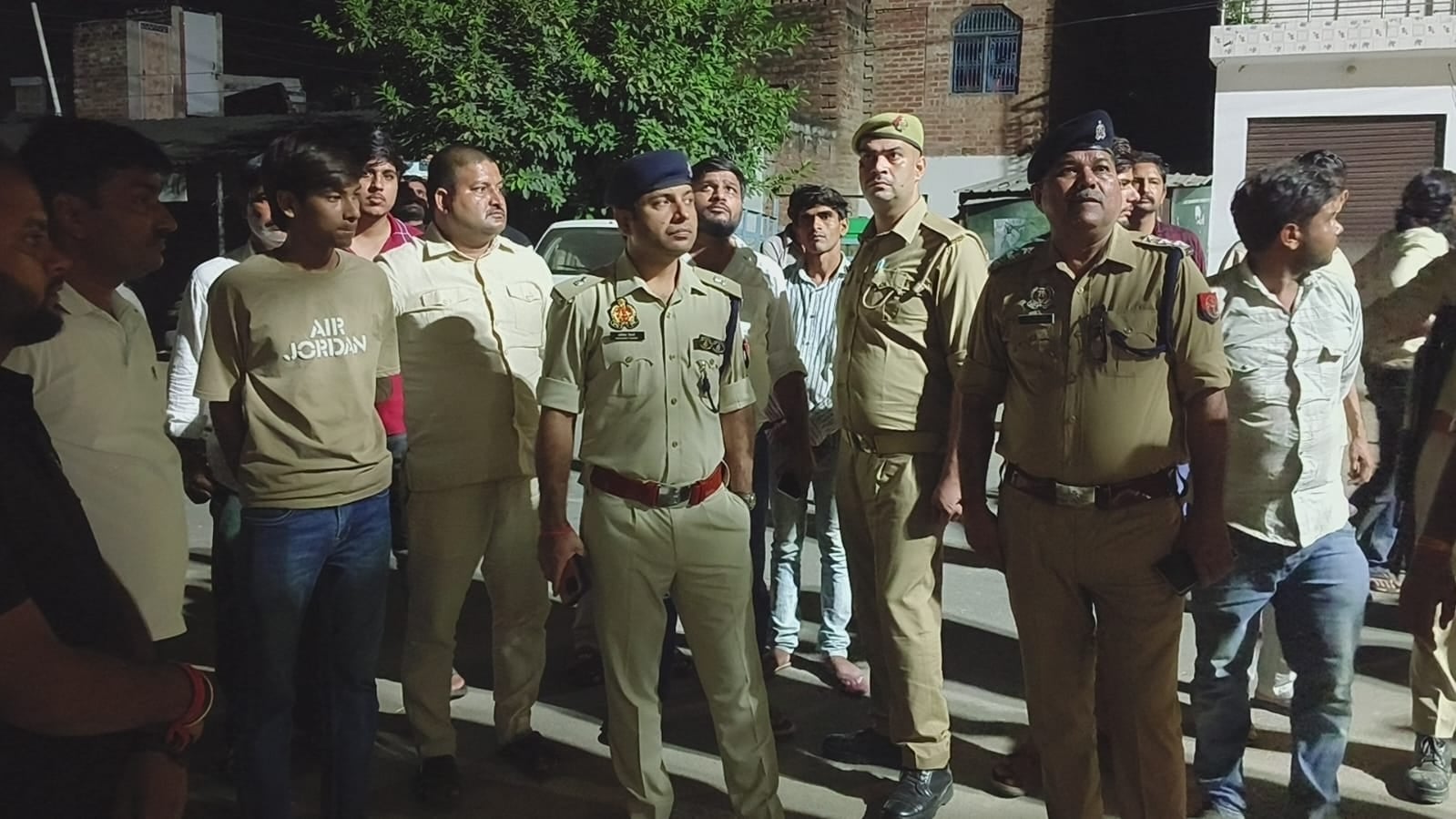 फोटो 1 पीजीआई सैफई में भर्ती गोली लगने से घायल अर्पित। संवाद फोटो 1 पीजीआई सैफई में भर्ती गोली लगने से घायल अर्पित। संवाद
