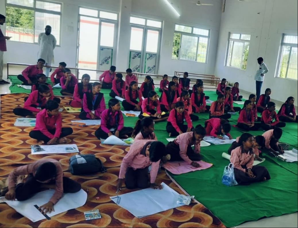फोटो-24- माधौगंज में चित्रकला प्रतियोगिता में शामिल विद्यार्थी।&n फोटो-24- माधौगंज में चित्रकला प्रतियोगिता में शामिल विद्यार्थी।&n