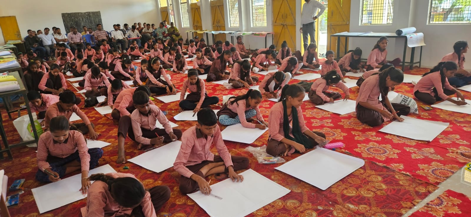 फोटो-24- माधौगंज में चित्रकला प्रतियोगिता में शामिल विद्यार्थी।&n फोटो-24- माधौगंज में चित्रकला प्रतियोगिता में शामिल विद्यार्थी।&n