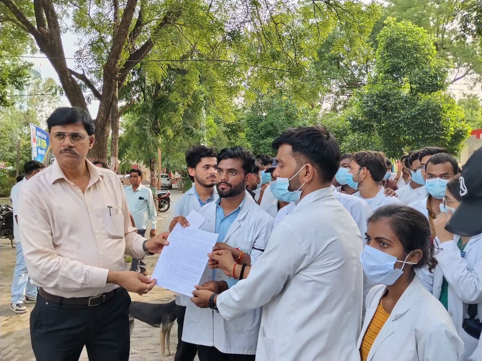 फोटो - 25 मेडिकल कॉलेज के गेट पर धरना देते नर्सिंग छात्र - छात्राएं। संवाद