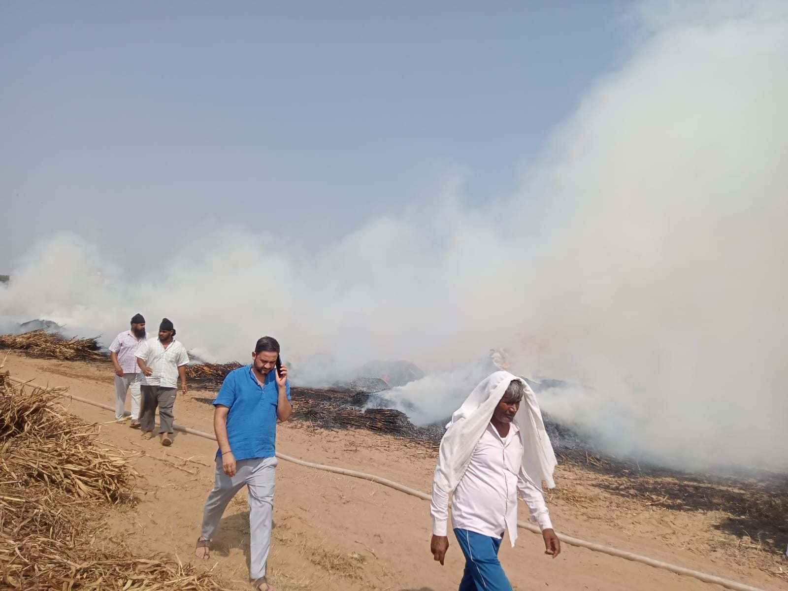 फोटो संख्या:85-श्री गोशाला में  कड़बी में लगी आग को बुझाता दमकल कर्मचारी--संवाद