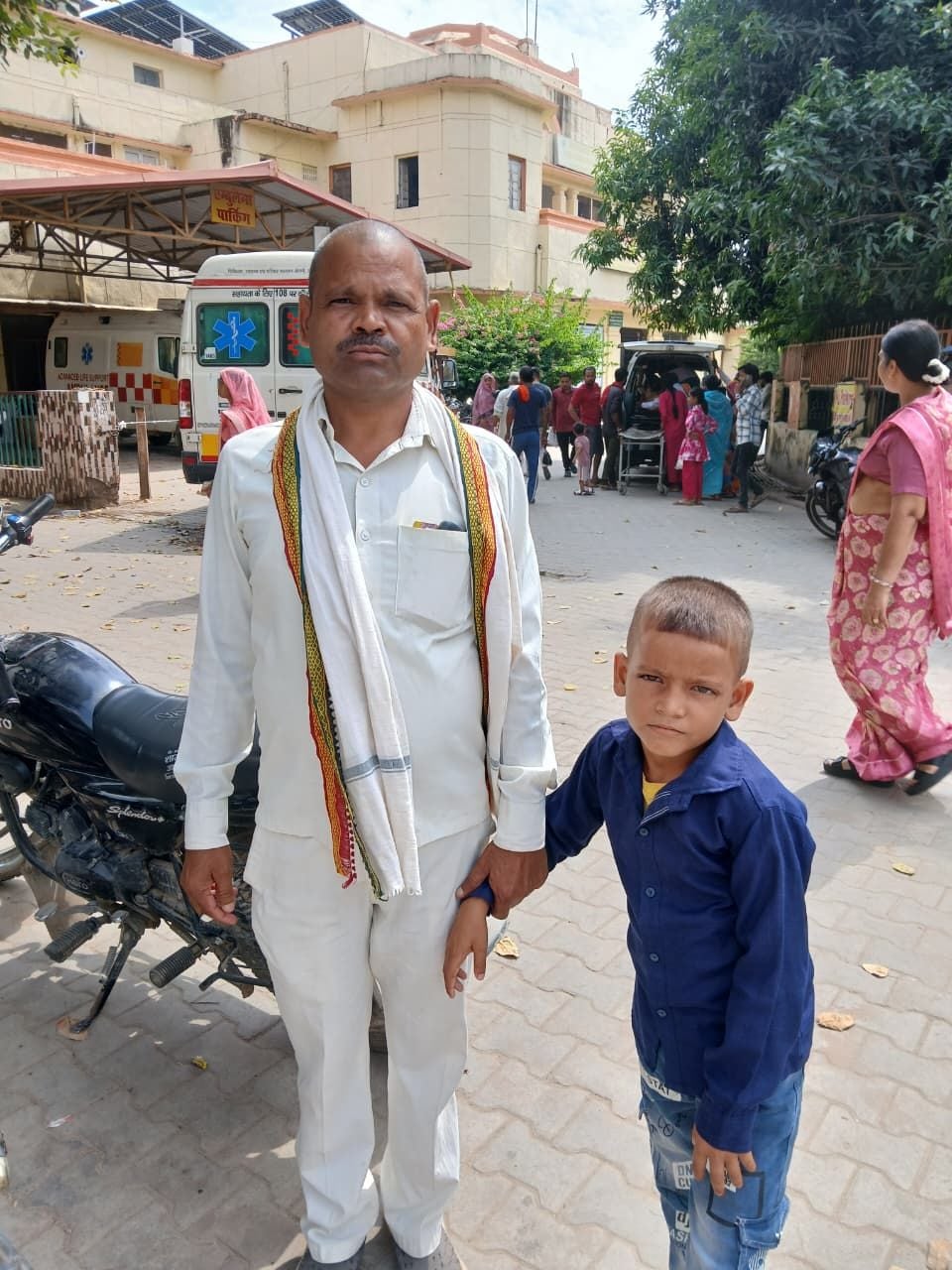 गोंडा मेडिकल कॉलेज में दवा लेने के लिए लाइन में लगे मरीज। 