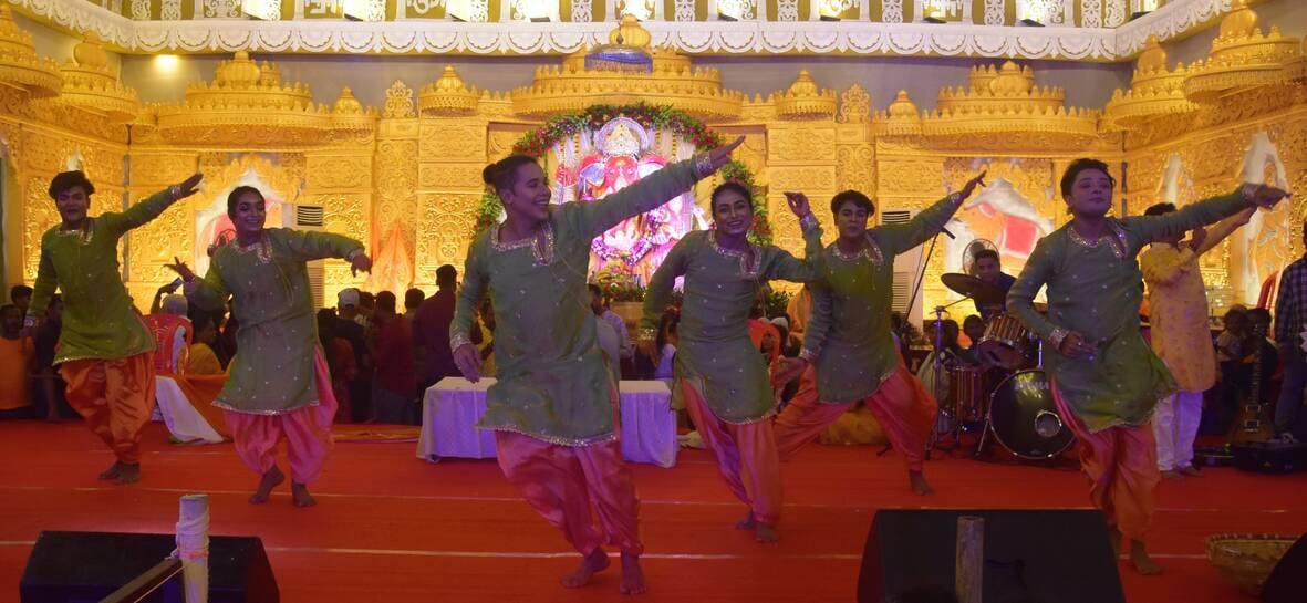 गणपति बप्पा के विसर्जन के लिए जाते लोग गणपति बप्पा के विसर्जन के लिए जाते लोग
