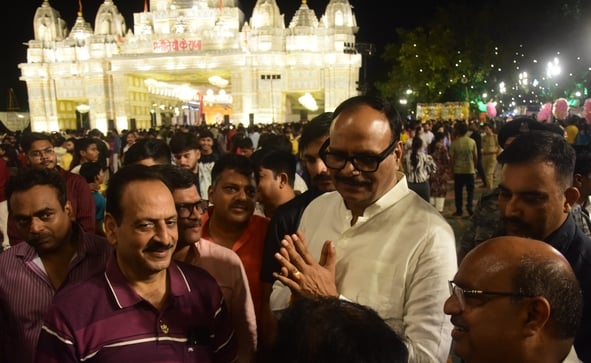 गणपति बप्पा के विसर्जन के लिए जाते लोग गणपति बप्पा के विसर्जन के लिए जाते लोग