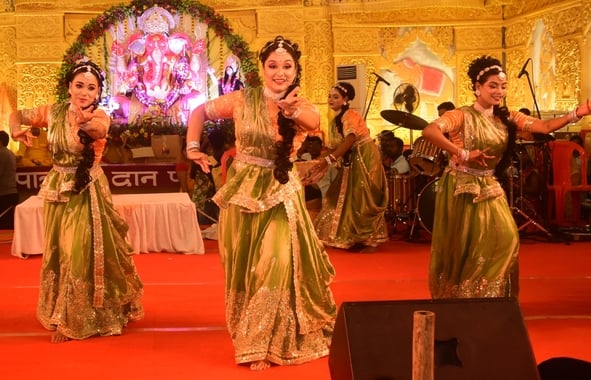 गणपति बप्पा के विसर्जन के लिए जाते लोग गणपति बप्पा के विसर्जन के लिए जाते लोग