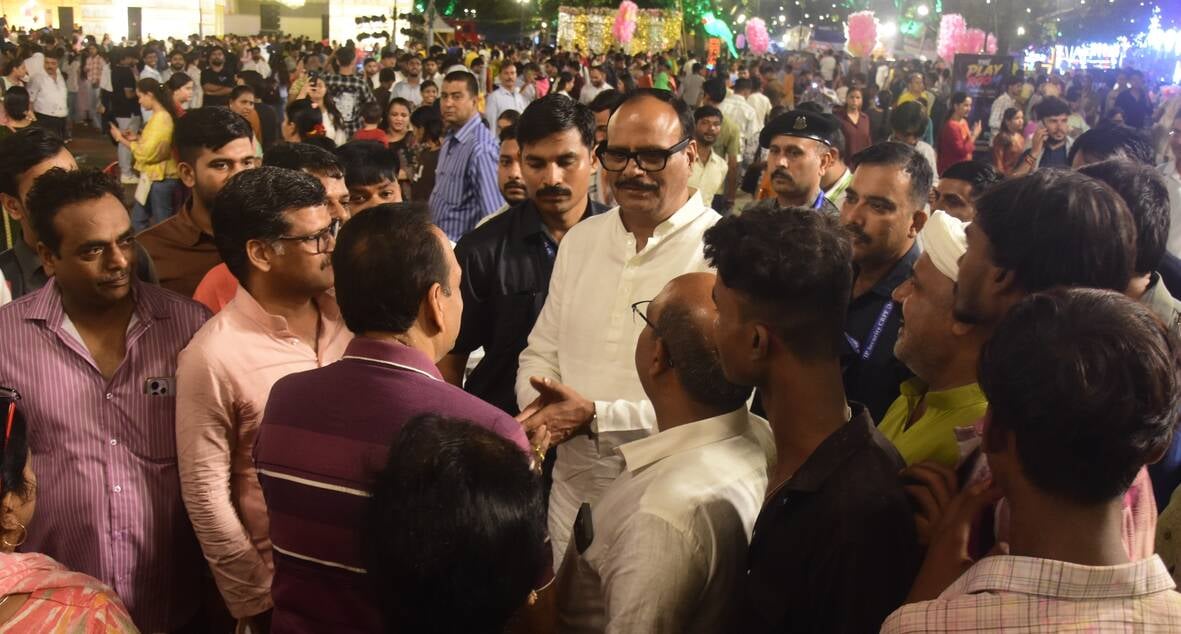 गणपति बप्पा के विसर्जन के लिए जाते लोग गणपति बप्पा के विसर्जन के लिए जाते लोग