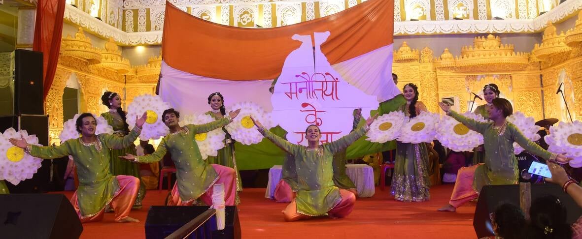 गणपति बप्पा के विसर्जन के लिए जाते लोग गणपति बप्पा के विसर्जन के लिए जाते लोग