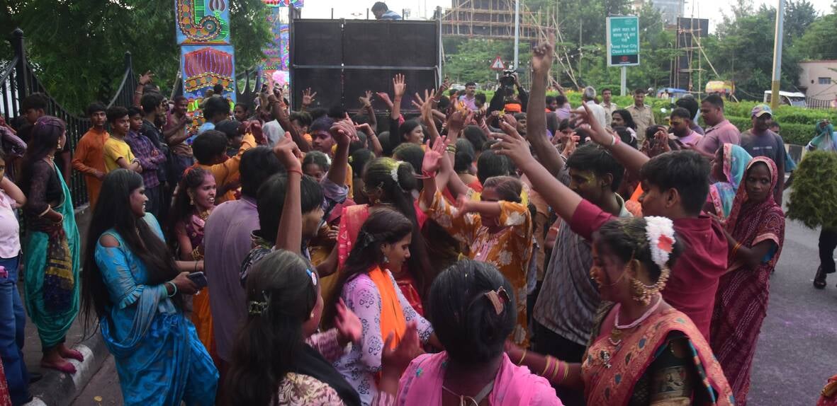 गणपति बप्पा के विसर्जन के लिए जाते लोग गणपति बप्पा के विसर्जन के लिए जाते लोग