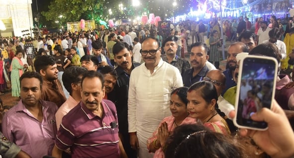 गणपति बप्पा के विसर्जन के लिए जाते लोग गणपति बप्पा के विसर्जन के लिए जाते लोग