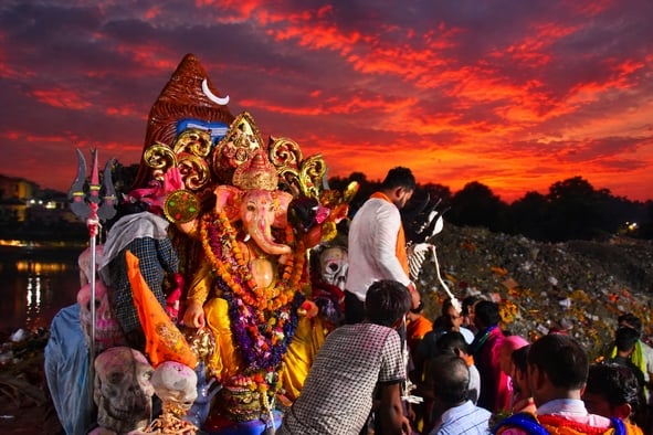 गणपति बप्पा के विसर्जन के लिए जाते लोग गणपति बप्पा के विसर्जन के लिए जाते लोग