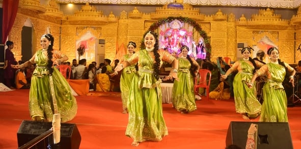 गणपति बप्पा के विसर्जन के लिए जाते लोग गणपति बप्पा के विसर्जन के लिए जाते लोग