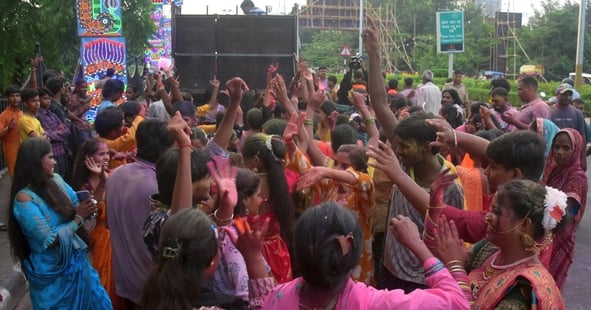 गणपति बप्पा के विसर्जन के लिए जाते लोग गणपति बप्पा के विसर्जन के लिए जाते लोग