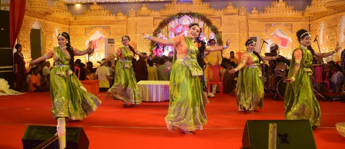 गणपति बप्पा के विसर्जन के लिए जाते लोग गणपति बप्पा के विसर्जन के लिए जाते लोग