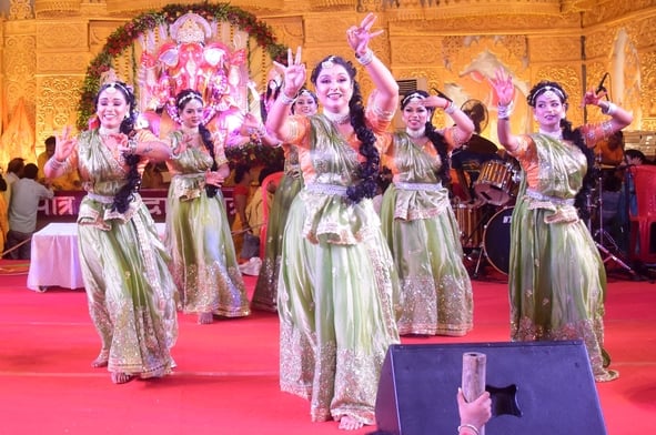 गणपति बप्पा के विसर्जन के लिए जाते लोग गणपति बप्पा के विसर्जन के लिए जाते लोग