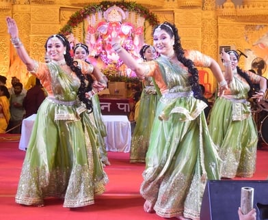 गणपति बप्पा के विसर्जन के लिए जाते लोग गणपति बप्पा के विसर्जन के लिए जाते लोग