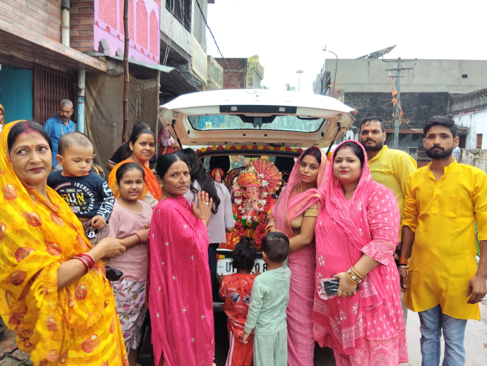 गणपति बप्पा को विसर्जन के लिए कार में लेकर जाते श्रद्धालु। गणपति बप्पा को विसर्जन के लिए कार में लेकर जाते श्रद्धालु।