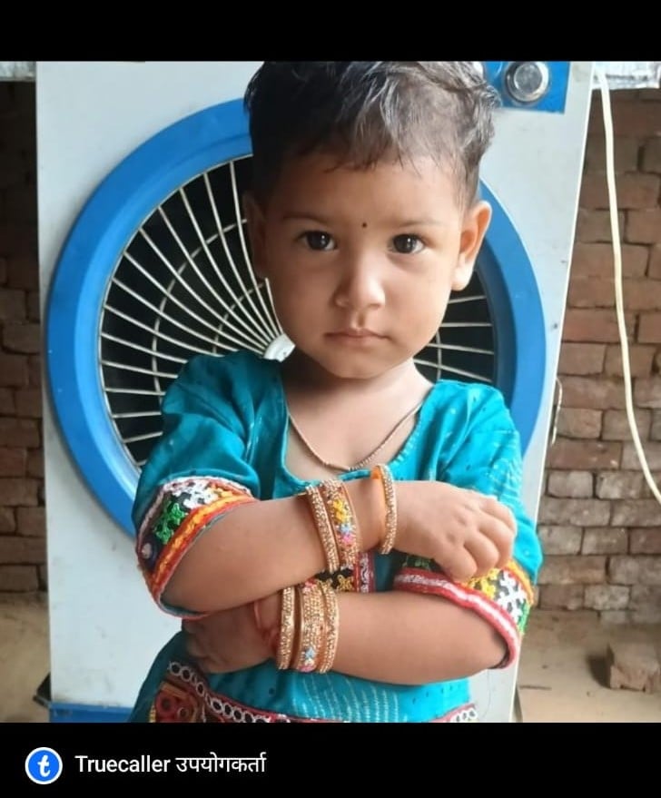 गांव एत्माद सराय में गिरे मकान के छज्जे का जायजा लेते अधिकारी। स्रोत: ग्रामीण गांव एत्माद सराय में गिरे मकान के छज्जे का जायजा लेते अधिकारी। स्रोत: ग्रामीण