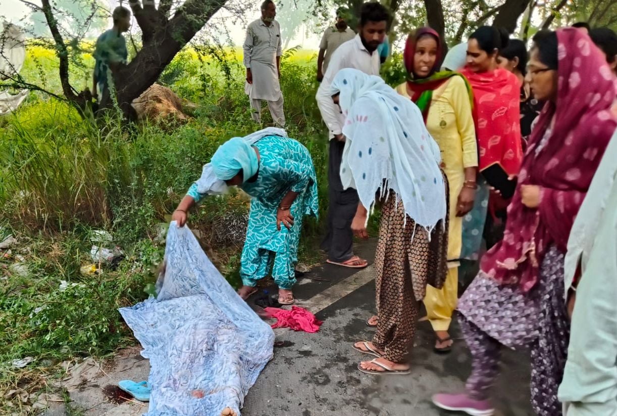 हादसे के बाद पलटा ट्रक और मौजूद लोग। 