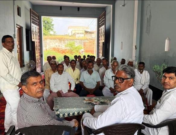 जानीखुर्द। एमआईटी के विद्यार्थी स्वास्थ्य परीक्षण कर दवाएं देते हुए फोटो संस्थान जानीखुर्द। एमआईटी के विद्यार्थी स्वास्थ्य परीक्षण कर दवाएं देते हुए फोटो संस्थान