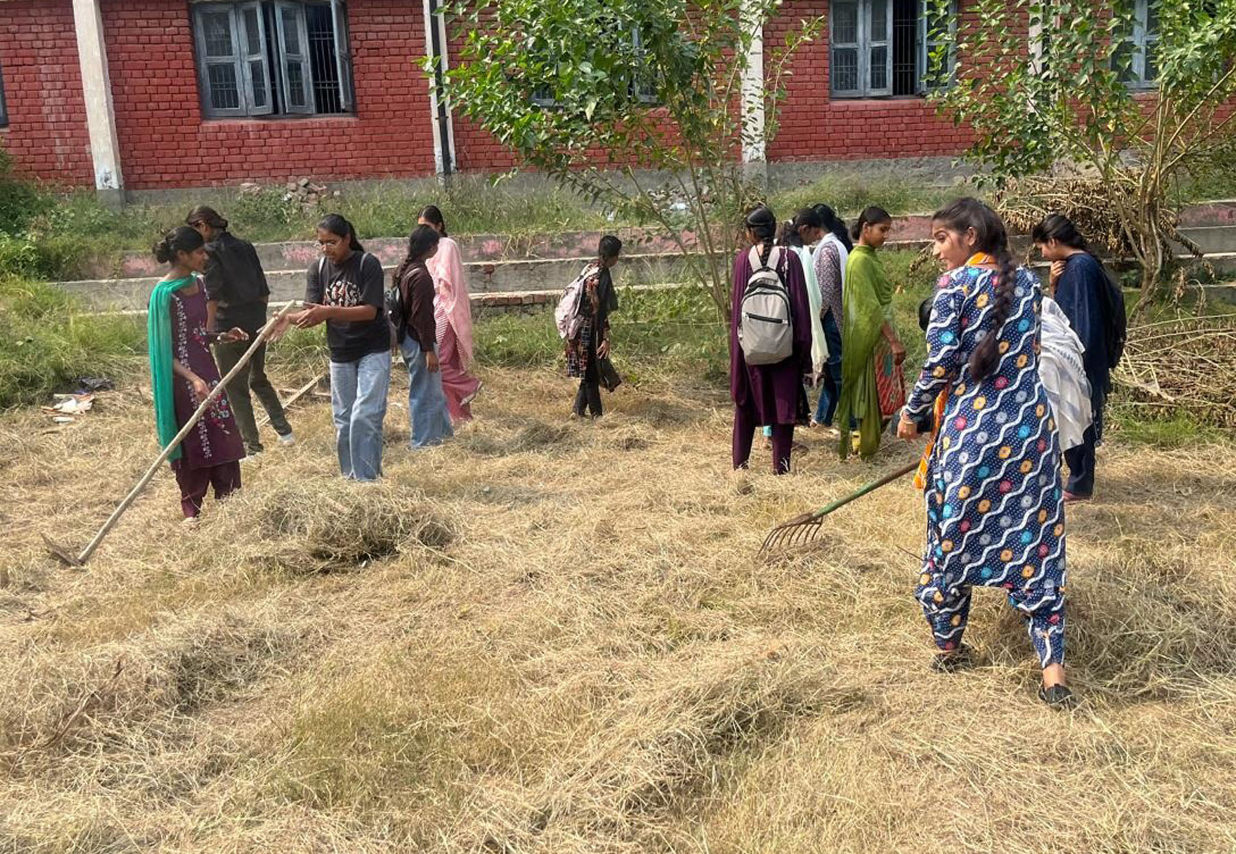 कालेज परिसर में सफाई अभियान को गतिमान किए स्वयंसेविकाएं।