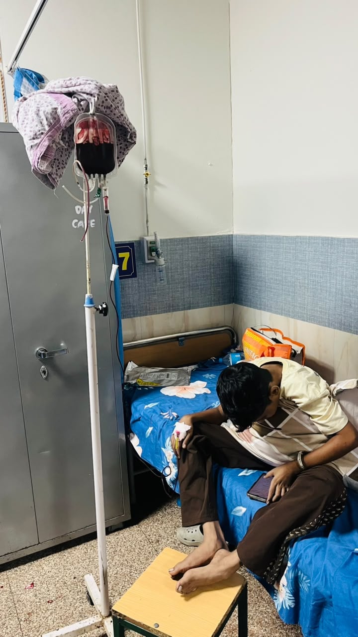 कुरुक्षेत्र। बच्चे को गंभीर हालत में देखते परिजन व साथ खड़ी नर्स। संवाद कुरुक्षेत्र। बच्चे को गंभीर हालत में देखते परिजन व साथ खड़ी नर्स। संवाद