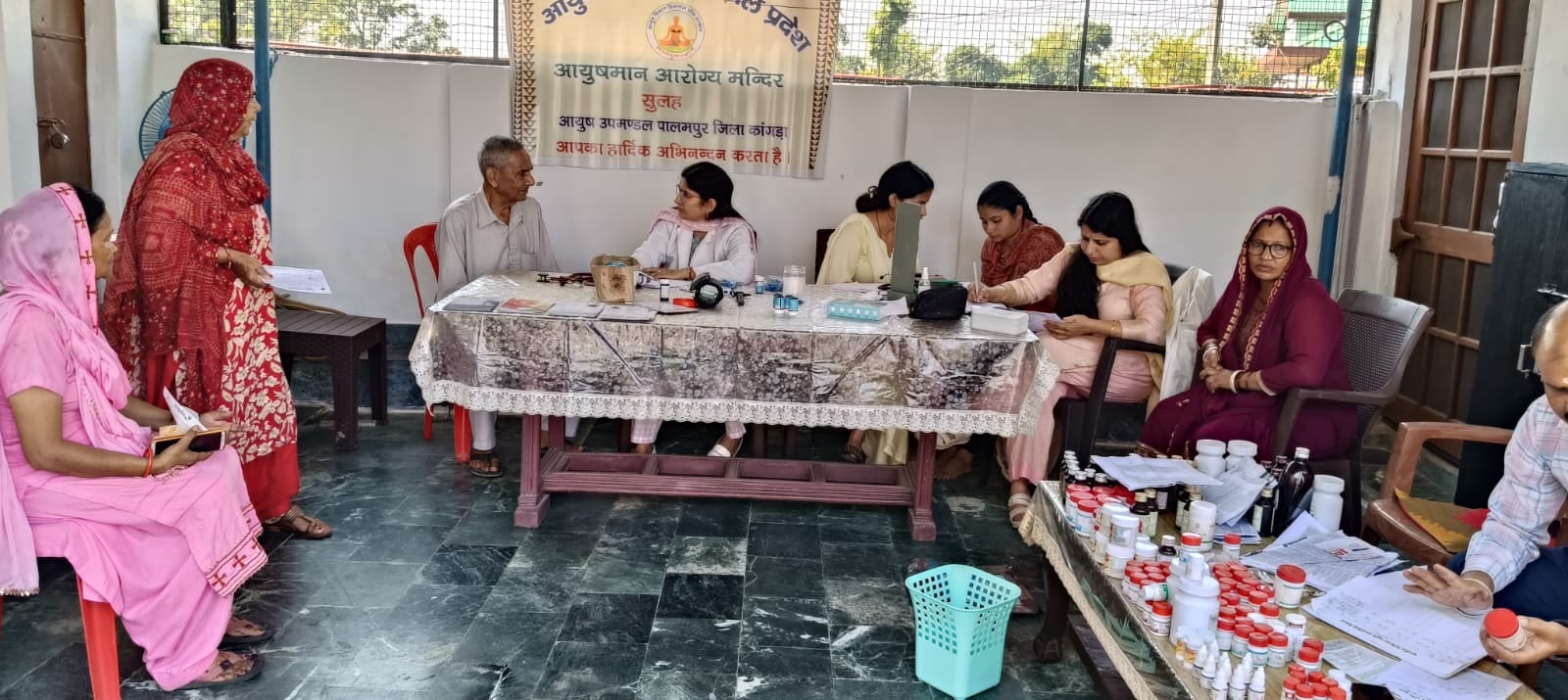 कोसरी में आयुर्वेदिक दिवस के उपलक्ष्य पर आयोजित मल्टीस्पेशलिटी कैंप में लोगों की स्वास्थ्य की ज