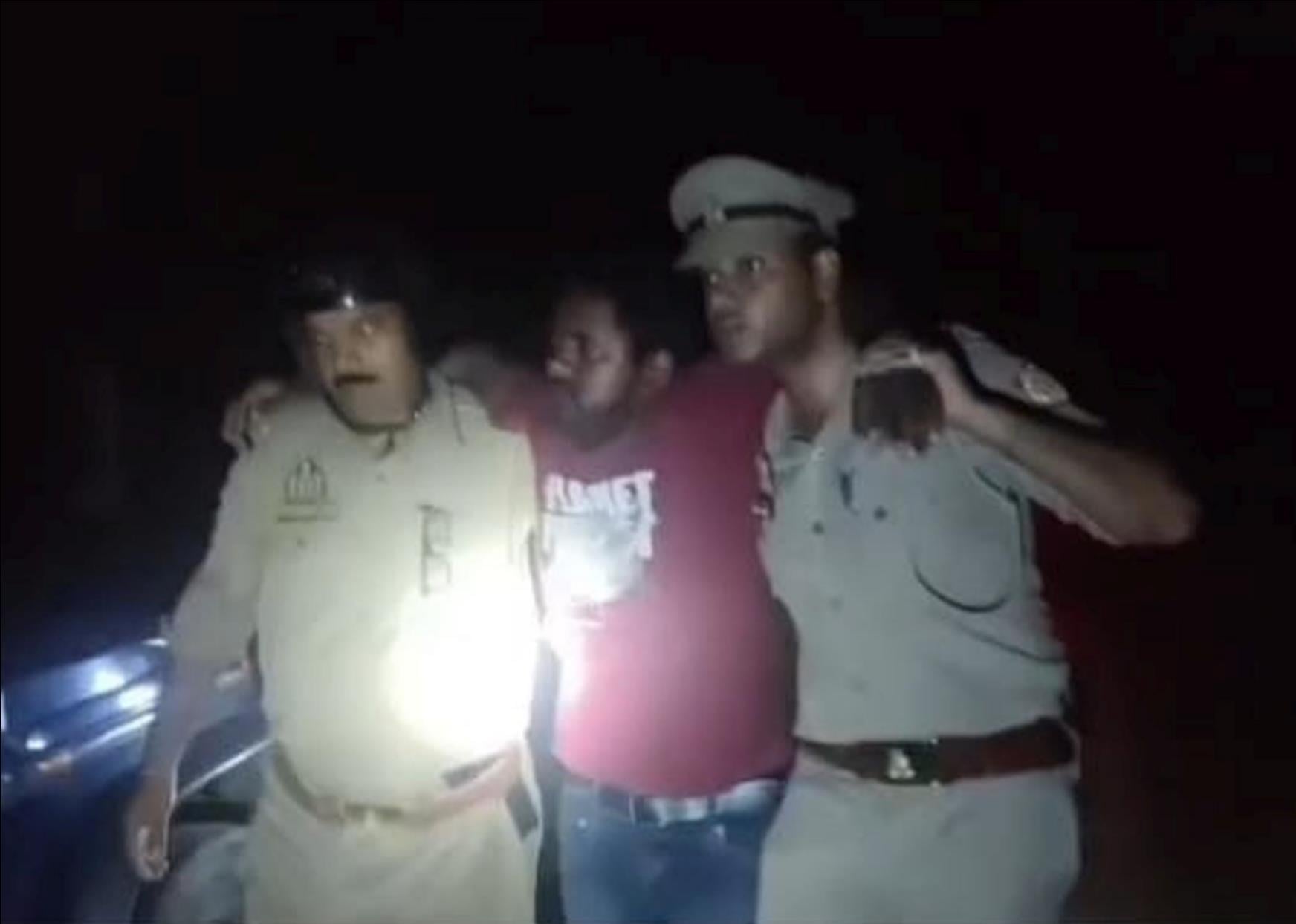 मुठभेड़ में घायल बदमाश व मौके पर जांच करते एसपी। मुठभेड़ में घायल बदमाश व मौके पर जांच करते एसपी।