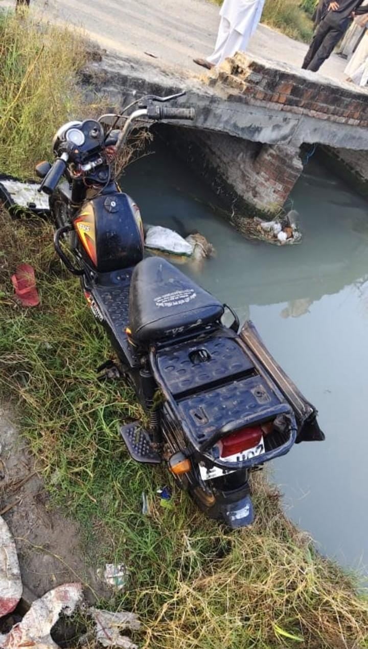 मोदीनगर । भोजपुर के गांव सैदपुर स्थित रजवाहा पुलिया की सुरक्षा दीवार टूटी हुई। संवाद मोदीनगर । भोजपुर के गांव सैदपुर स्थित रजवाहा पुलिया की सुरक्षा दीवार टूटी हुई। संवाद