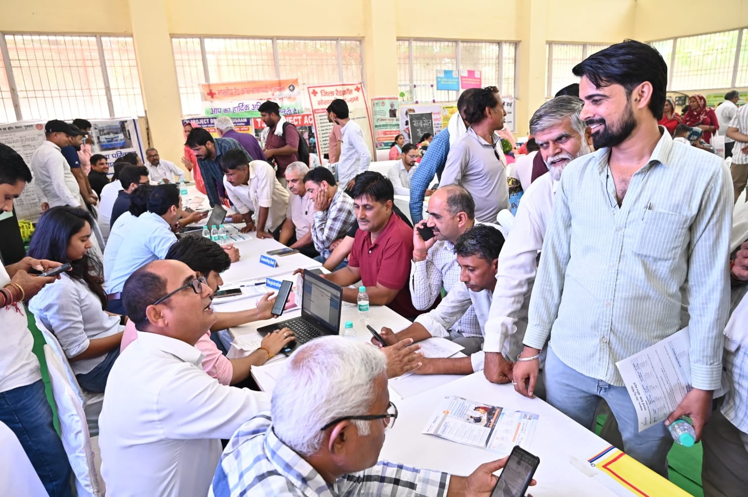 नखरोला शिविर में सौर उर्जा से संबंधित योजनाओं की जानकारी लेते लोग