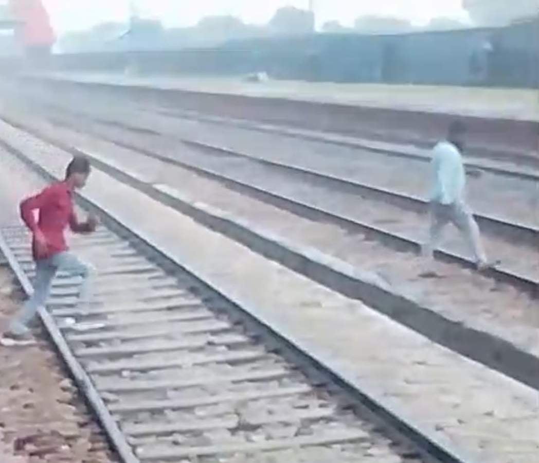 पीडीडीयू नगर के लोको कालोनी के समीप रेलवे ट्रैक पार करते लोग। संवाद पीडीडीयू नगर के लोको कालोनी के समीप रेलवे ट्रैक पार करते लोग। संवाद