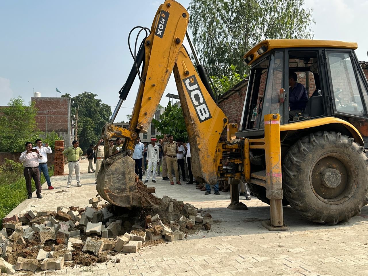 पिंक सिटी कॉलोनी में र्कारवाई के दौरान जानकारी करते सिटी मजिस्ट्रेट। संवाद पिंक सिटी कॉलोनी में र्कारवाई के दौरान जानकारी करते सिटी मजिस्ट्रेट। संवाद