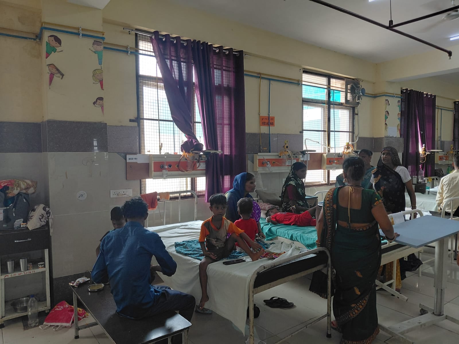पीकू वार्ड में खुद बच्चें की मशीन छूते परिजन। संवाद पीकू वार्ड में खुद बच्चें की मशीन छूते परिजन। संवाद